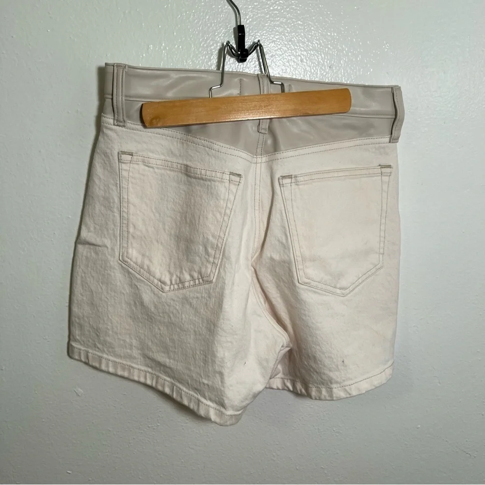 Abercrombie & Fitch Women's Size 27/4 The Dad Short High Rise White Faux Leather